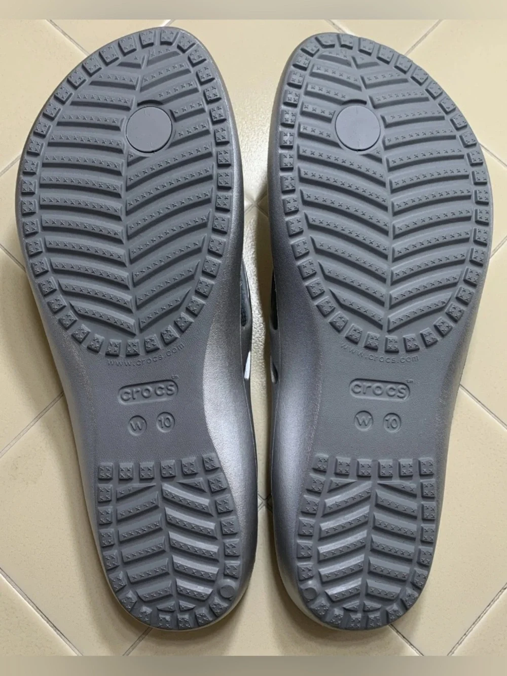 Crocs Kadee II Metallic Flip Flops Sandals Light Weight Silver Sz W10 NWOT